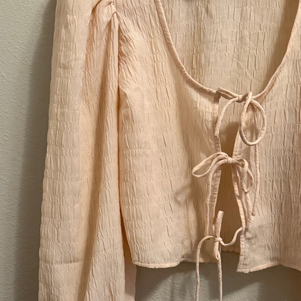 Levi’s Fawn Tie Blouse - Picture 3 of 4